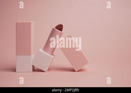 Offener Lippenstift auf pinkfarbenem Hintergrund Stockfoto