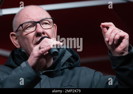 London, Großbritannien. 30. Januar 2023. Dave ward, General Secretary of the Communications Workers' Union (CWU), spricht bei einer Protestkundgebung gegenüber der Downing Street gegen den Streiks (Minimum Service Levels) Bill der britischen Regierung vor Gewerkschaftsmitgliedern. Kredit: Mark Kerrison/Alamy Live News Stockfoto