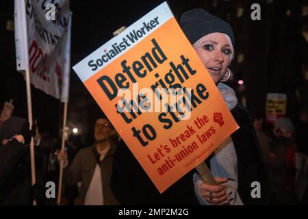 London, Großbritannien. 30. Januar 2023. Gewerkschaftsmitglieder nehmen an einer Protestkundgebung gegenüber der Downing Street gegen den Streiks (Minimum Service Levels) Bill der britischen Regierung Teil. Kredit: Mark Kerrison/Alamy Live News Stockfoto