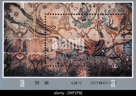 Nordkoreanische Briefmarke aus dem Jahr 2000 mit einem Goguryeo-Wandbild aus dem 6. Jahrhundert mit einem blauen Drachen aus dem Ji'an-Grab Nr. 4. Stockfoto