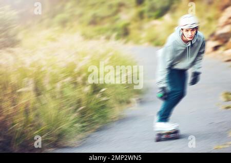 Skateboard, Skating-Sport und Mann auf der Straße für Fitness, Training oder Wellness. Training, Freiheit und Porträt eines männlichen Skaters, der sich mit hoher Geschwindigkeit bewegt Stockfoto
