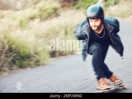 Skateboard, Sport und Rollschuhlaufen auf der Straße für Fitness, Training oder Wellness. Training, Freiheit und männlicher Skater, der sich mit hoher Geschwindigkeit bewegt, Skateboarden Stockfoto