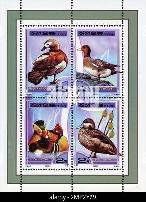 Nordkoreanischer Briefmarkenbogen aus dem Jahr 2000 mit vier Entenarten: Ruddy Shelduck, Eurasian Wigeon, Mandarin Duck und Hottentot Teal. Stockfoto