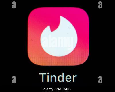 Rottweil, Deutschland. 30. Januar 2023. Die Dating-App Tinder ist auf dem Display eines iPhone SE zu sehen. Kredit: Silas Stein/dpa/Alamy Live News Stockfoto