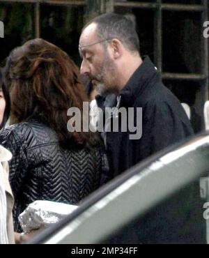 Exklusiv!! Jean Reno und seine Frau Zofia Borucka essen im Ivy. Sowohl Reno als auch Borucka haben kürzlich die Arbeit am Film „Pink Panther 2“ abgeschlossen. Los Angeles, Kalifornien. 2/20/08. Stockfoto