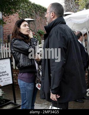 Exklusiv!! Jean Reno und seine Frau Zofia Borucka essen im Ivy. Sowohl Reno als auch Borucka haben kürzlich die Arbeit am Film „Pink Panther 2“ abgeschlossen. Los Angeles, Kalifornien. 2/20/08. Stockfoto