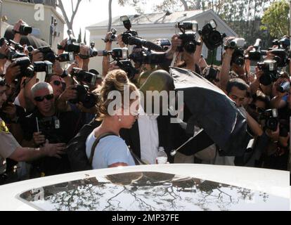 Britney Spears geht einkaufen und verlässt dann Tracey Ross auf dem Sunset Blvd. Und trägt ihr T-Shirt auf der Innenseite. Ihr Bodyguard war besorgt und rief die Polizei, um sicherzustellen, dass sie sicher zu ihrem Fahrzeug kam. LA, CA, 4/1/08. Stockfoto