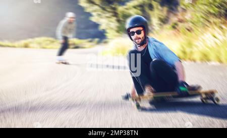 Sportstrecke, Skateboard und Eislaufen für Fitness, Training und Wellness. Training, Sonnenbrille Porträt und männlicher Skater, der an Bord sitzt und sich mit ihm bewegt Stockfoto
