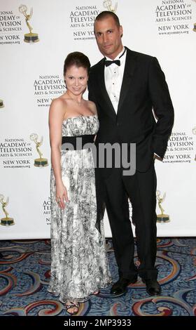 Jacqueline J. Gonzalez, Executive Director, New York Chapter, National Academy of Television Arts & Sciences und Modefotograf Nigel Barker bei der 51. Annual New York Emmy Awards Gala. Im Marriott Hotel in New York, NY am 6. April 2008. Stockfoto