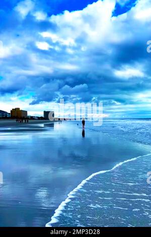 Ein Spaziergang am Strand entlang Stockfoto