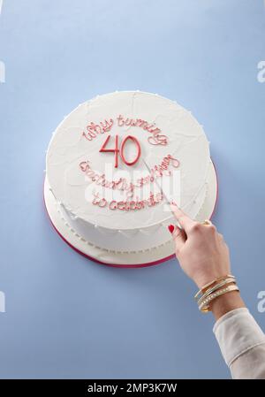 Glücklich, Kuchen, Erwachsene, Frau, Feier, hübsch, Geburtstag, Kerze, Ereignis, vierzig Jahre, Mädchen, Glück, Kerzen, Geburtstagskuchen, lecker, fröhlich, Stockfoto