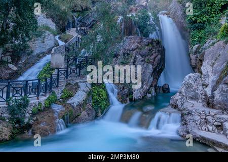 Wasserfälle Algar (Les Fonts de l'Algar). Befindet sich in Callosa de Ensarria, Alicante, Spanien. Foto mit langer Belichtung. Stockfoto