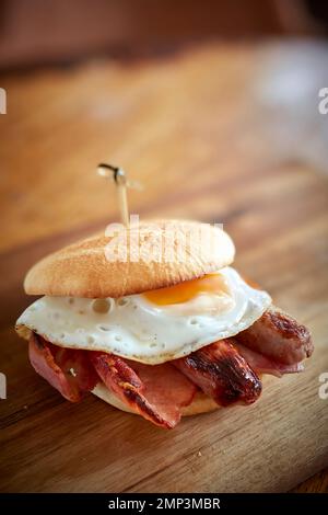 Frühstück Brunch Brunch Gastro Pub voll englische Bohnen bap Tomate schwarz Pudding Kartoffel Hash Braun Rührei Speck leckeres Essen klassisch Stockfoto