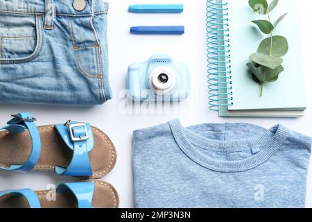 Flach liegend mit Spielzeugkamera des kleinen Fotografen auf weißem Hintergrund Stockfoto