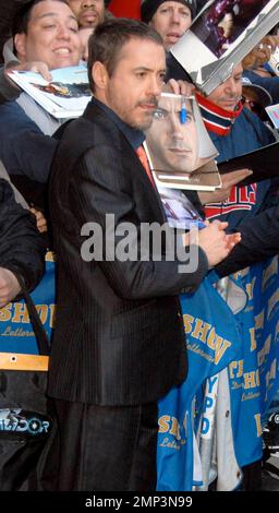 Robert Downey, Jr. signiert vor den Studios „Late Show with David Letterman“ Autogramme für Fans. New York, NY. 4/29/08. Stockfoto