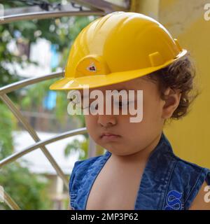 Süßer kleiner Junge Shivaay Sapra auf dem Balkon zu Hause im Sommer, süßer kleiner Junge Fotoshooting bei Tageslicht, kleiner Junge genießt zu Hause während Pho Stockfoto