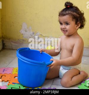 Süßer kleiner Junge Shivaay Sapra auf dem Balkon zu Hause im Sommer, süßer kleiner Junge Fotoshooting bei Tageslicht, kleiner Junge genießt zu Hause während Pho Stockfoto