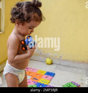 Süßer kleiner Junge Shivaay Sapra auf dem Balkon zu Hause im Sommer, süßer kleiner Junge Fotoshooting bei Tageslicht, kleiner Junge genießt zu Hause während Pho Stockfoto