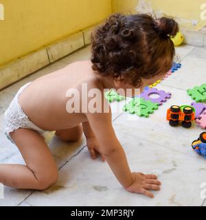 Süßer kleiner Junge Shivaay Sapra auf dem Balkon zu Hause im Sommer, süßer kleiner Junge Fotoshooting bei Tageslicht, kleiner Junge genießt zu Hause während Pho Stockfoto