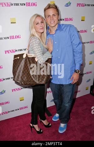 Spencer Pratt und Heidi Montag posieren für Fotos. Heidi und Spencer stiegen aus ihrem Auto und posierten für Fotos, stiegen wieder in ihr Auto und gingen, ohne in die Nestea und Nikon zu gehen, um die Wiedereröffnung von Trent Vanegas' PinkIsTheNewBlog.com in der S Bar in Hollywood, Kalifornien, zu feiern. 6/11/08. Stockfoto