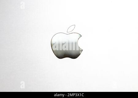 Nach London. GROSSBRITANNIEN - 01.29.2023. Das Apple Company Symbol, Markenzeichen auf der Rückseite eines McBook-Computers. Stockfoto