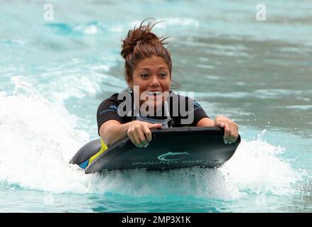 Exklusiv!! Miss Teen USA Hilary Cruz bei Dolphin Cay in Atlantis, Paradise Island auf den Bahamas 06/13/08. Stockfoto