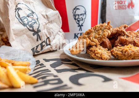 Nach London. GROSSBRITANNIEN - 01.29.2023. Ein Aufstrich auf dem Tisch mit verschiedenen gebratenen Hühnchen- und Kartoffelfritten von KFC Online-Bestellung Lieferung nach Hause. Stockfoto