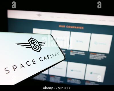 Smartphone mit Logo der amerikanischen Risikokapitalgesellschaft Space Capital LP auf dem Bildschirm vor der Website. Fokus auf die Mitte rechts des Telefondisplays. Stockfoto