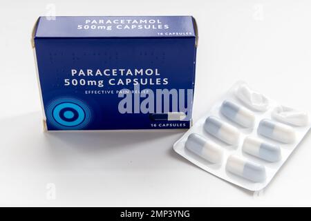 Eine Packung des Schmerzmittels Paracetamol, isoliert in Weiß Stockfoto