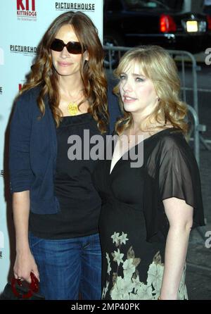 Julia Roberts und Lisa Gillan besuchen die New Yorker Premiere von „Kit Kittredge“ im Ziegfield Theater. New York, NY. 6/19/08. Stockfoto