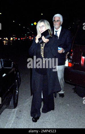 Exklusiv!! Barbra Streisand isst nach einem Besuch in Cedars Sinai mit ihrem Mann James Brolin im japanischen Restaurant Mako zu Abend. Beverly Hills, Kalifornien. 6/26/08. Stockfoto