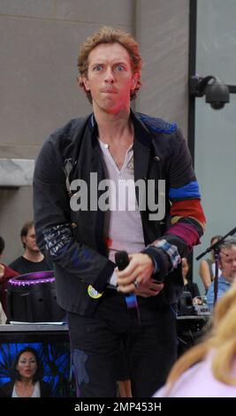 Coldplay-Frontmann Chris Martin machte einen Kommentar über Paparazzi, stieß dann seine Zunge heraus und hielt sein mikro in der Leiste während seiner Aufführung in der NBC's Today Show Rockefeller Plaza, New York Ciy, NY, 27. Juni 2008. Stockfoto