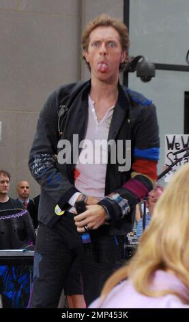 Coldplay-Frontmann Chris Martin machte einen Kommentar über Paparazzi, stieß dann seine Zunge heraus und hielt sein mikro in der Leiste während seiner Aufführung in der NBC's Today Show Rockefeller Plaza, New York Ciy, NY, 27. Juni 2008. Stockfoto
