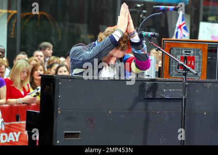 Coldplay-Frontmann Chris Martin machte einen Kommentar über Paparazzi, stieß dann seine Zunge heraus und hielt sein mikro in der Leiste während seiner Aufführung in der NBC's Today Show Rockefeller Plaza, New York Ciy, NY, 27. Juni 2008. Stockfoto