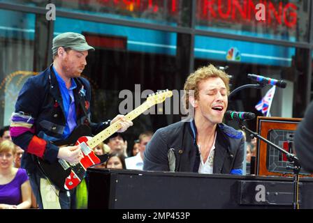 Coldplay-Frontmann Chris Martin machte einen Kommentar über Paparazzi, stieß dann seine Zunge heraus und hielt sein mikro in der Leiste während seiner Aufführung in der NBC's Today Show Rockefeller Plaza, New York Ciy, NY, 27. Juni 2008. Stockfoto
