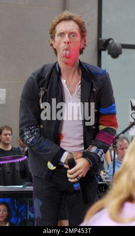 Coldplay-Frontmann Chris Martin machte einen Kommentar über Paparazzi, stieß dann seine Zunge heraus und hielt sein mikro in der Leiste während seiner Aufführung in der NBC's Today Show Rockefeller Plaza, New York Ciy, NY, 27. Juni 2008. Stockfoto