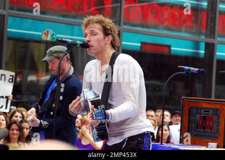 Coldplay-Frontmann Chris Martin machte einen Kommentar über Paparazzi, stieß dann seine Zunge heraus und hielt sein mikro in der Leiste während seiner Aufführung in der NBC's Today Show Rockefeller Plaza, New York Ciy, NY, 27. Juni 2008. Stockfoto