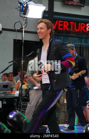 Coldplay-Frontmann Chris Martin machte einen Kommentar über Paparazzi, stieß dann seine Zunge heraus und hielt sein mikro in der Leiste während seiner Aufführung in der NBC's Today Show Rockefeller Plaza, New York Ciy, NY, 27. Juni 2008. Stockfoto