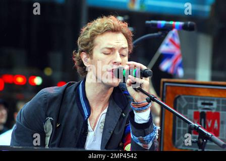 Coldplay-Frontmann Chris Martin machte einen Kommentar über Paparazzi, stieß dann seine Zunge heraus und hielt sein mikro in der Leiste während seiner Aufführung in der NBC's Today Show Rockefeller Plaza, New York Ciy, NY, 27. Juni 2008. Stockfoto