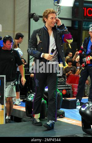 Coldplay-Frontmann Chris Martin machte einen Kommentar über Paparazzi, stieß dann seine Zunge heraus und hielt sein mikro in der Leiste während seiner Aufführung in der NBC's Today Show Rockefeller Plaza, New York Ciy, NY, 27. Juni 2008. Stockfoto