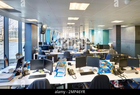 Bürotische Schirmtafeln, die mit Geld aus der Geschäftsstadt handeln leere Börsenaktien, Investmentbank, moderne Fenster mit Blick auf die londoner Hauptstadt Stockfoto