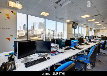 Bürotische Schirmtafeln, die mit Geld aus der Geschäftsstadt handeln leere Börsenaktien, Investmentbank, moderne Fenster mit Blick auf die londoner Hauptstadt Stockfoto