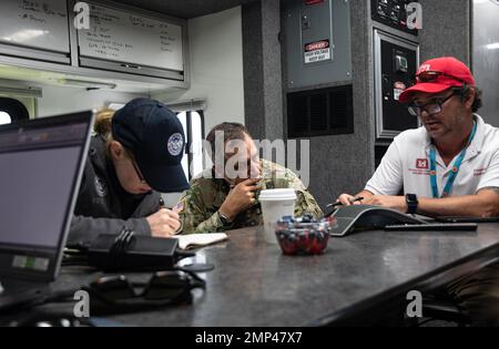 Das Ingenieurkorps der US-Armee, der Verbindungsmann der lokalen Regierung, Tony E. Porter, informiert die FEMA, Regional Administrator, FEMA Region III, MaryAnn Tierney über die laufenden Hurrikan Ian Recovery-Operationen, während der Kommandant von USACE, Wilmington District, Col. Benjamin Bennett, intensiv zuhört. Das US Army Corps of Engineers (USACE) arbeitet in Partnerschaft mit den lokalen, staatlichen und bundesstaatlichen Maßnahmen zur Reaktion auf den Orkanen Ian. Mehr als 800 USACE-Mitarbeiter und -Auftragnehmer werden eingesetzt und engagiert, um die Koordination mit lokalen, staatlichen und bundesstaatlichen Partnern in den betroffenen Gebieten zu übernehmen. Unsere oberste Priorität ist weiterhin die Stockfoto