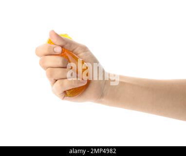 Eine Frau, die mit orangefarbenem Schleim spielt, isoliert auf weiß, Nahaufnahme. Anti-Stress-Spielzeug Stockfoto