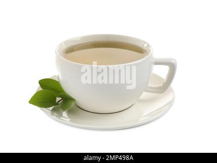 Tasse grünen Tee und Blätter isoliert auf weißem Stockfoto