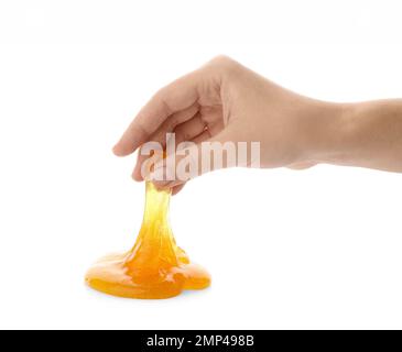 Eine Frau, die mit orangefarbenem Schleim spielt, isoliert auf weiß, Nahaufnahme. Anti-Stress-Spielzeug Stockfoto