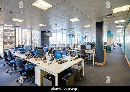 Bürotische Schirmtafeln, die mit Geld aus der Geschäftsstadt handeln leere Börsenaktien, Investmentbank, moderne Fenster mit Blick auf die londoner Hauptstadt Stockfoto