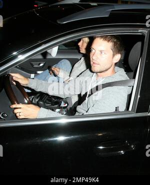 Tobey Maguire und seine Frau verlassen das Restaurant Madeos nach dem Abendessen und Tobey ist sehr wütend, dass die Paparazzi oben in der Auffahrt sind. Er hupt wiederholt und ruft, dass Paps aus dem Weg gehen sollen und dass er den entgegenkommenden Verkehr nicht sehen kann, bevor er seinen Sicherheitsgurt öffnet, seine Tür öffnet und sie in die Menge der Fotografen schlägt und einen Kerl einen "Superman" nennt. Dann fährt er los und hupt. Los Angeles, Kalifornien. 7/9/08. Stockfoto