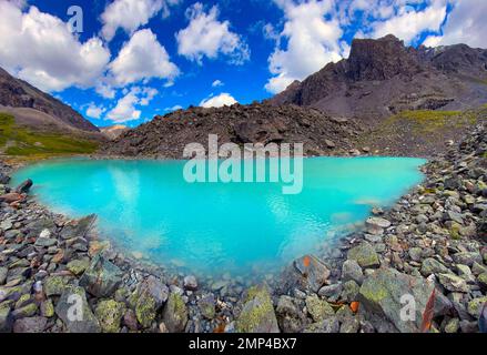 Panorama Bergsee ruhiges türkisfarbenes Wasser Karakabak im Altai-Gebirge unter dicken Wolken. Stockfoto