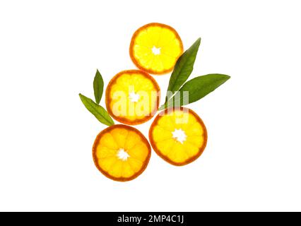 Scheiben frischer, reifer Tangerinen und Blätter isoliert auf weiß, Draufsicht. Zitrusfrüchte Stockfoto